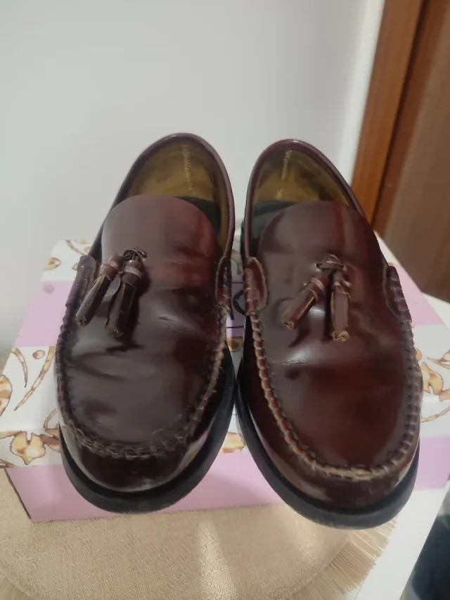 Zapatos Castellanos color vino burdeos .