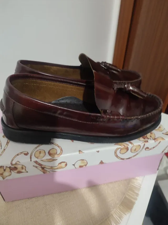 Zapatos Castellanos color vino burdeos .