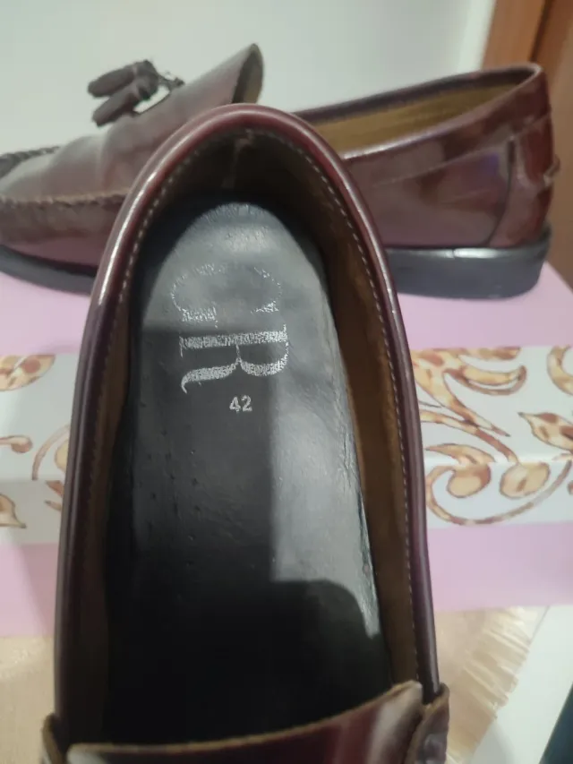 Zapatos Castellanos color vino burdeos .