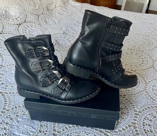 Stivaletti biker con borchie e fibbie