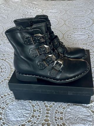 Stivaletti biker con borchie e fibbie