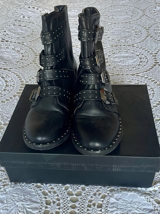 Stivaletti biker con borchie e fibbie