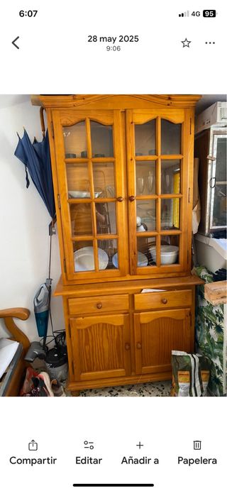 Alacena de madera con puertas de cristal