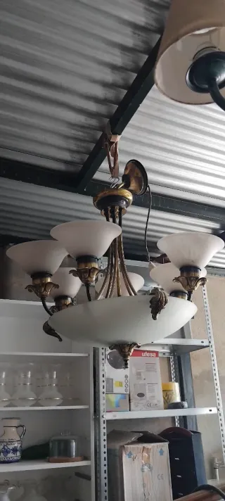 Lámpara de techo dorada y blanca