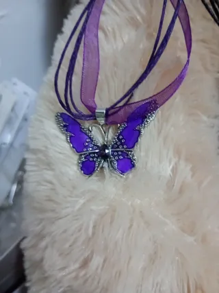 Collana con ciondolo a farfalla viola