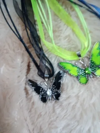 Collana con ciondolo a farfalla viola