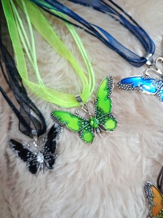 Collana con ciondolo a farfalla viola