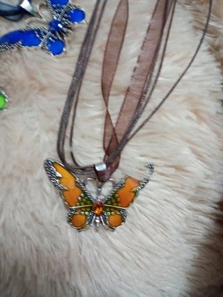 Collana con ciondolo a farfalla viola