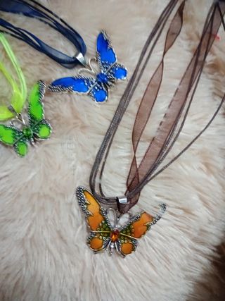 Collana con ciondolo a farfalla viola