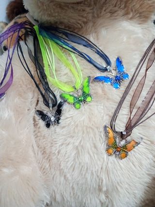 Collana con ciondolo a farfalla viola