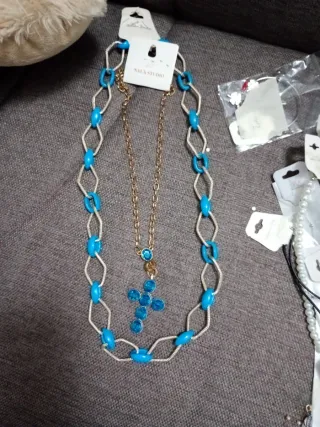 Collana con ciondolo a croce blu