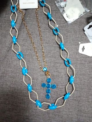 Collana con ciondolo a croce blu