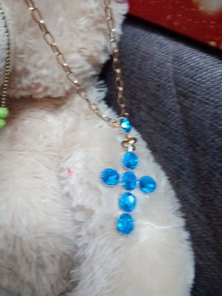 Collana con ciondolo a croce blu