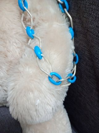 Collana con ciondolo a croce blu