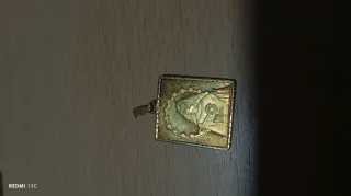 Medallita bañada en oro de la servita