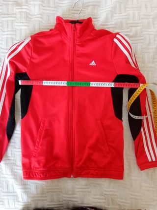 Chaqueta deportiva Adidas roja y negra