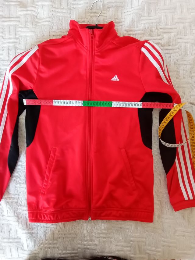 Chaqueta deportiva Adidas roja y negra