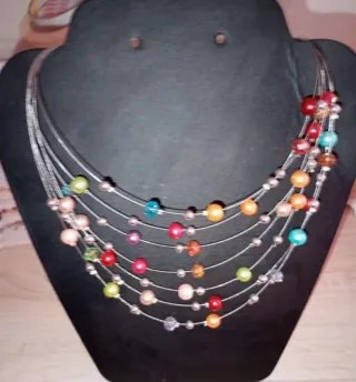 Collana multistrato con perline colorate