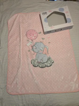 Manta de cuna rosa elefante
110x140