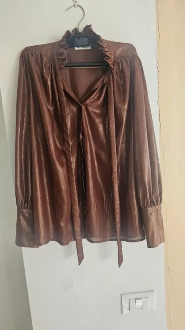 Camicia elegante marrone con effetto dorato 