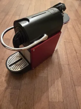 Macchina Nespresso Rossa
