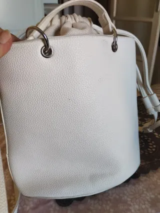 Borsa secchiello bianca borchie oro