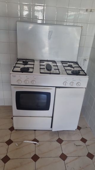 Cocina de gas blanca con horno