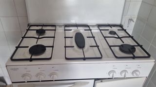Cocina de gas blanca con horno