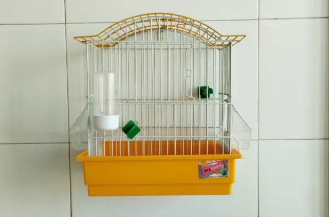 Jaula para pájaros con comedero y bebedero