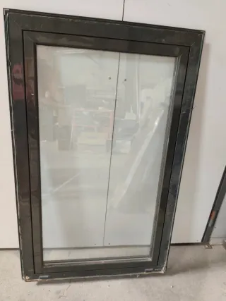Ventana abatible de aluminio verdoso
