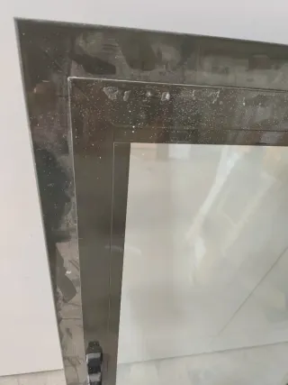 Ventana abatible de aluminio verdoso