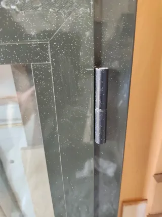 Ventana abatible de aluminio verdoso