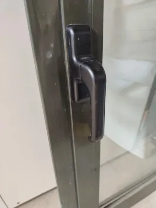 Ventana abatible de aluminio verdoso