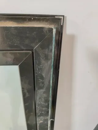 Ventana abatible de aluminio verdoso