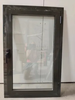 Ventana abatible de aluminio verdoso
