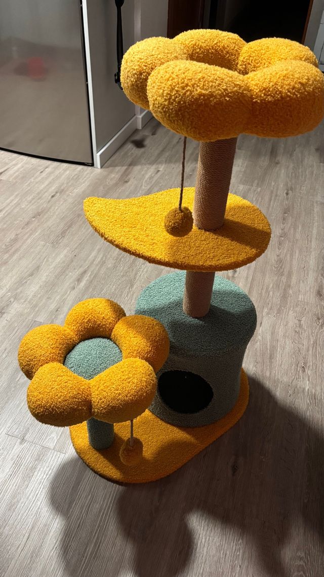 Rascador para gatos con diseño de flor