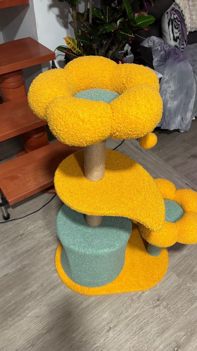 Rascador para gatos con diseño de flor