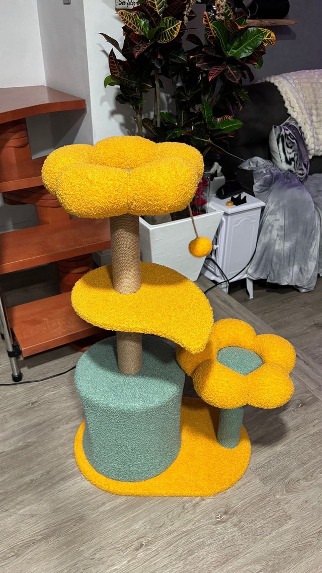 Rascador para gatos con diseño de flor