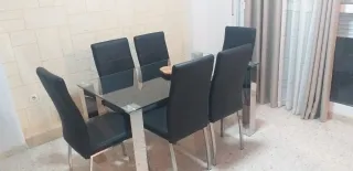 Sei sedie nere in similpelle e acciaio cromato