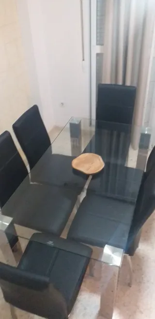 Sei sedie nere in similpelle e acciaio cromato