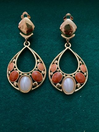Pendientes vintage dorados con piedras naranjas