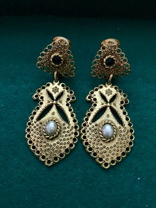 Pendientes vintage dorados con perla y azabache