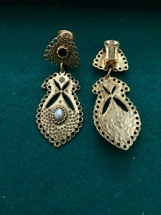 Pendientes vintage dorados con perla y azabache