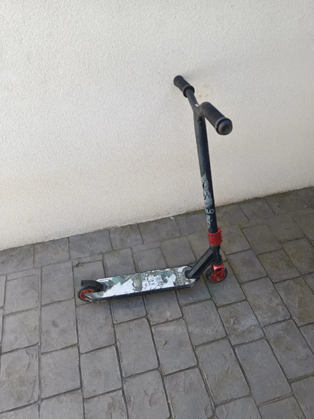 Patinete freestyle negro y rojo