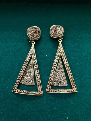 Pendientes vintage dorados con detalle rojo