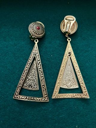 Pendientes vintage dorados con detalle rojo