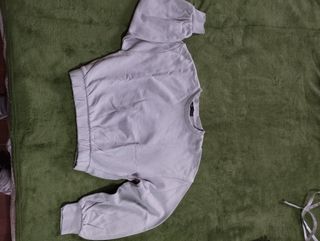 Felpe nera e grigia modello corto.