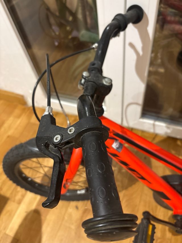 Bicicleta infantil roja