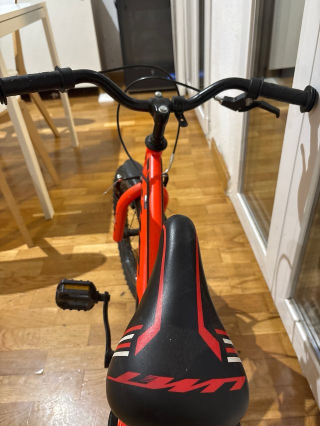 Bicicleta infantil roja