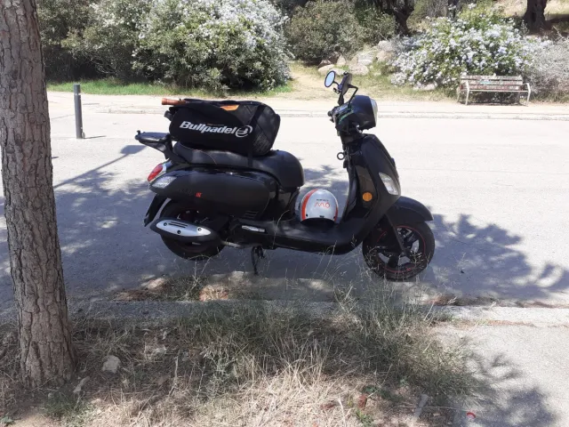 Moto Scooter Negra con Casco y Maleta,